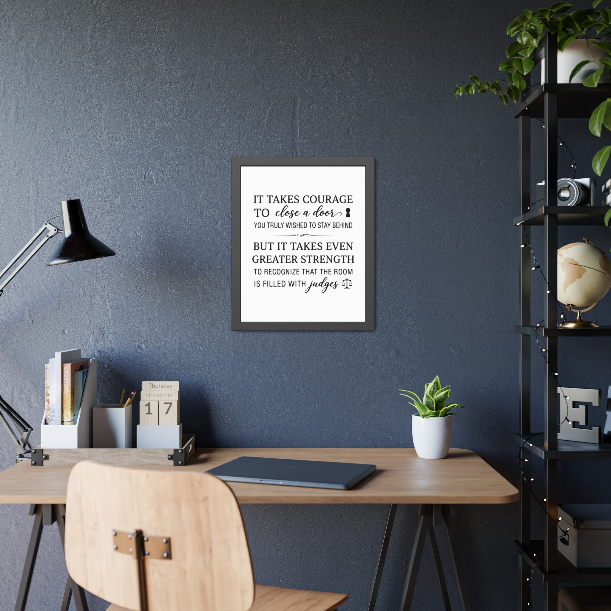 Póster de tipografía prémium «Courage & Strength» en un sencillo marco de madera negra