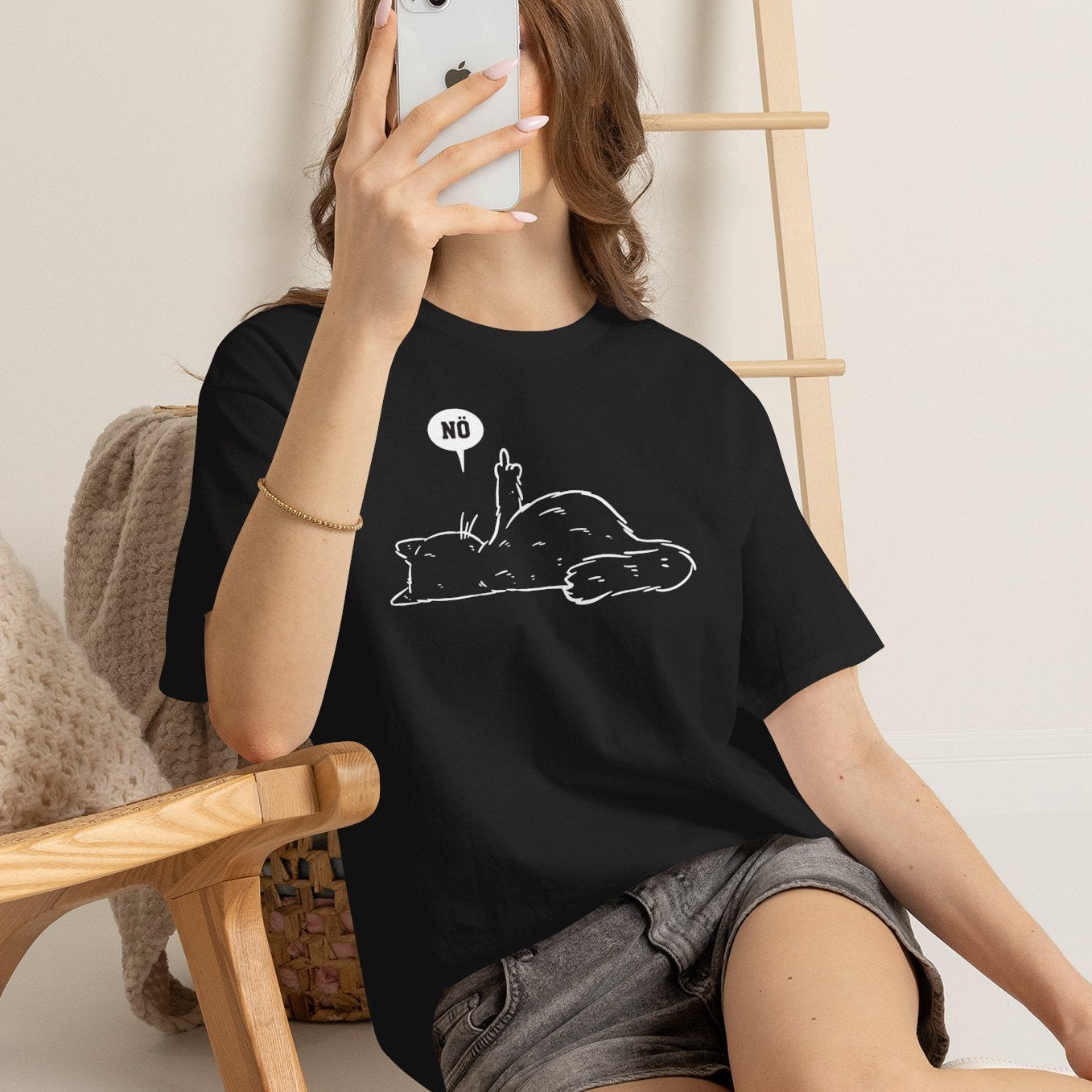 "Lazy Cat NÖ" Lustiges T-Shirt mit Katze & Mittelfinger – Witziges Funshirt für Introvertierte & Katzenfans – Minimalistisches Grafikshirt Schwarz