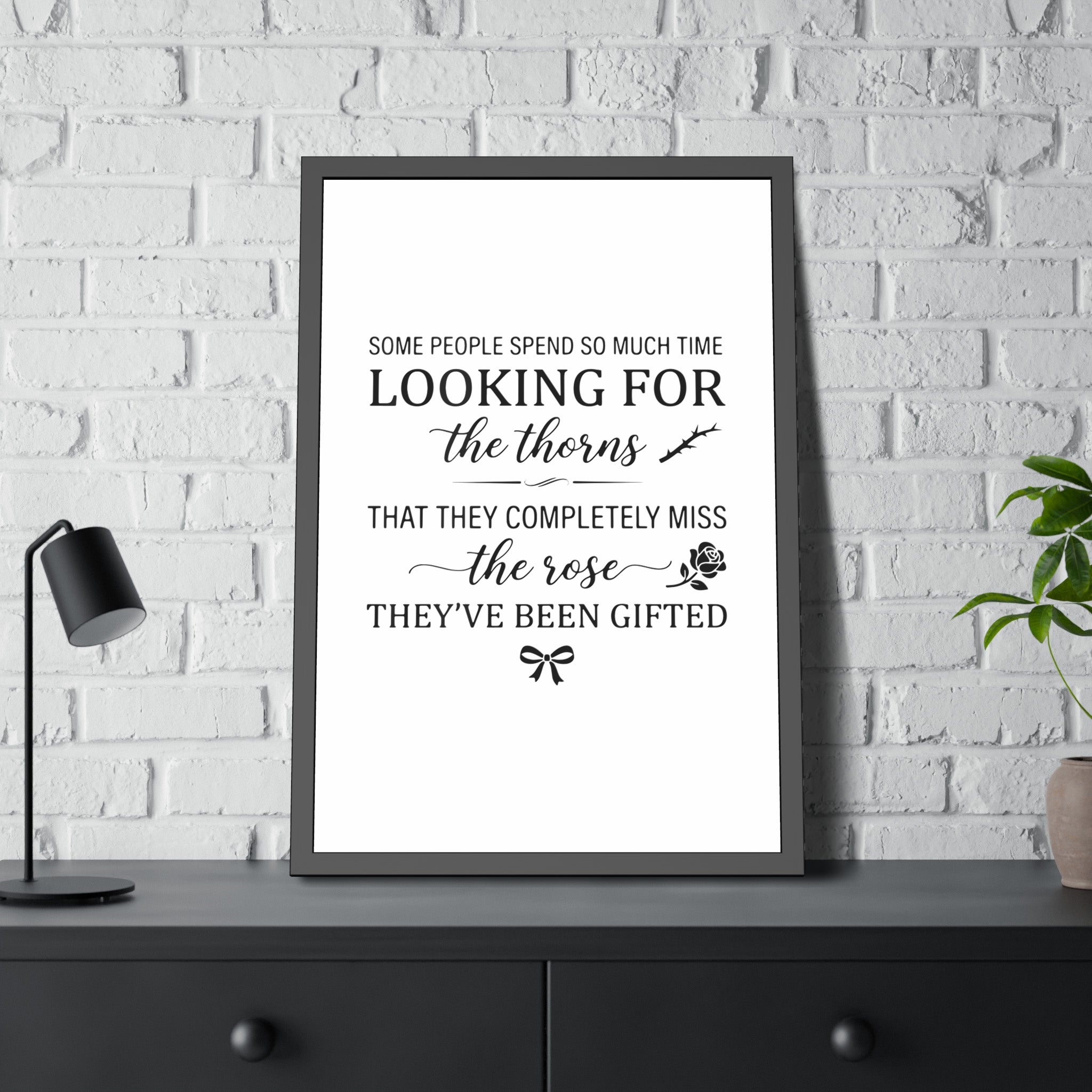 Bild mit Spruch "The Rose" fertig gerahmt | Minimalistischer Kunstdruck Schwarz Weiß | Wanddekoration Wohnzimmer & Büro