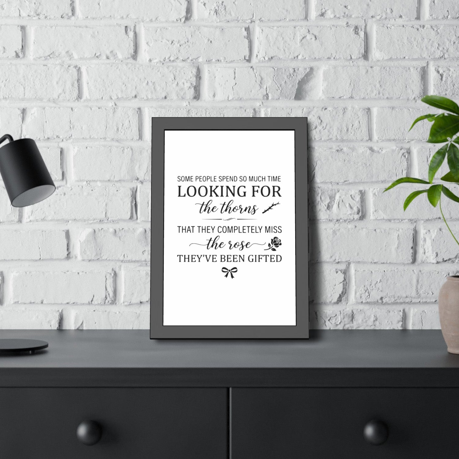 Bild mit Spruch "The Rose" fertig gerahmt | Minimalistischer Kunstdruck Schwarz Weiß | Wanddekoration Wohnzimmer & Büro