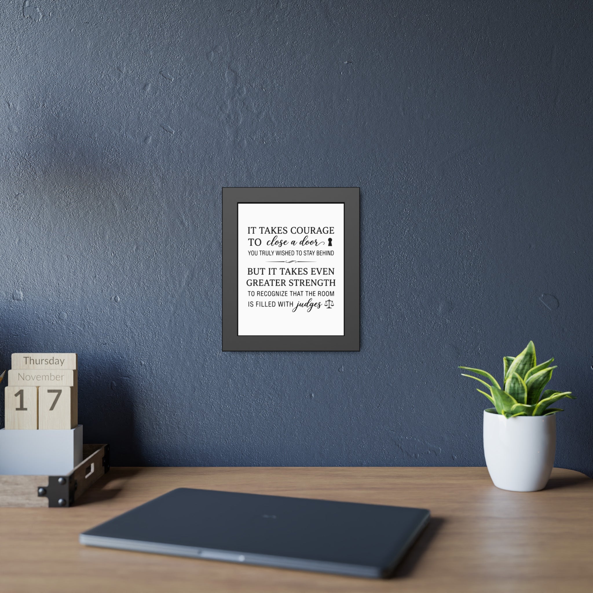 Premium Typografie-Poster „Courage & Strength“ im schlichten schwarzen Holzrahmen