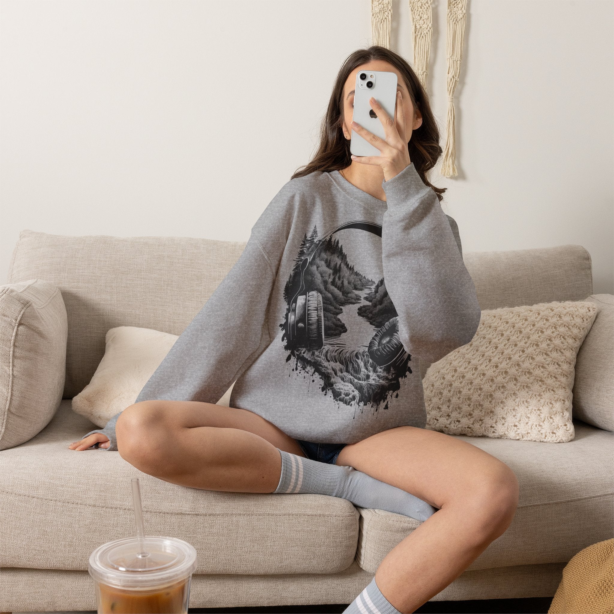 "Sound of Nature" Damen Sweatshirt – Ästhetischer Kopfhörer Pullover mit Wald & Wasserfall Motiv – Musikliebhaber Indie Geschenk Sand / Beige
