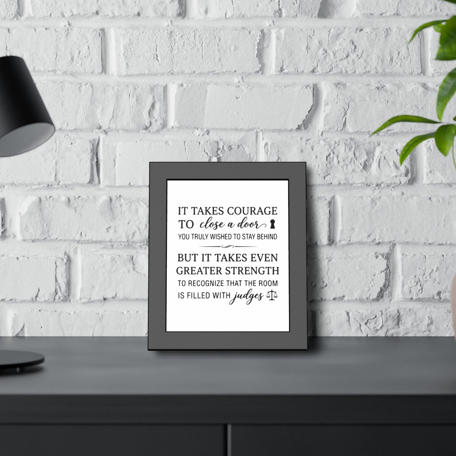 Póster de tipografía prémium «Courage & Strength» en un sencillo marco de madera negra