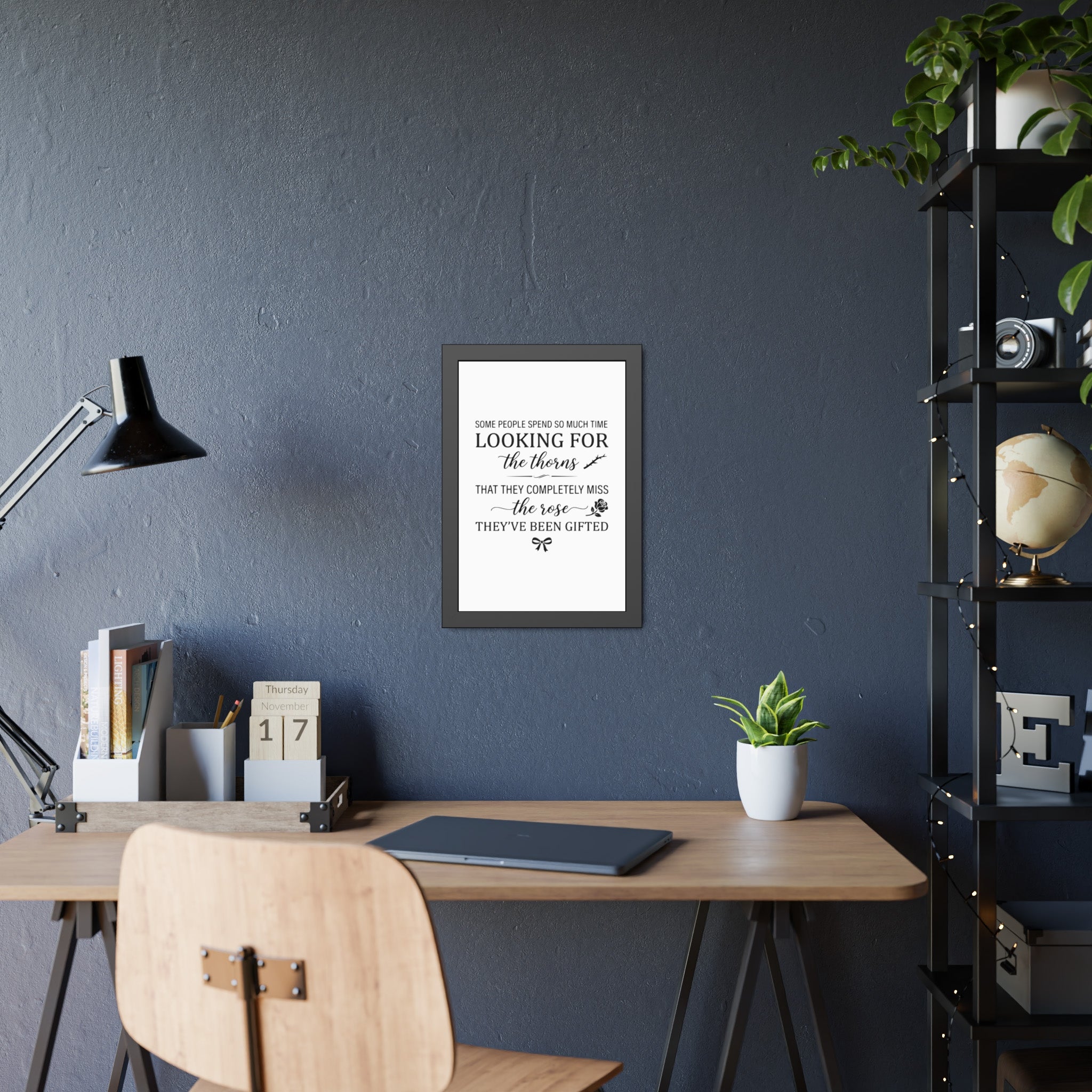 Bild mit Spruch "The Rose" fertig gerahmt | Minimalistischer Kunstdruck Schwarz Weiß | Wanddekoration Wohnzimmer & Büro