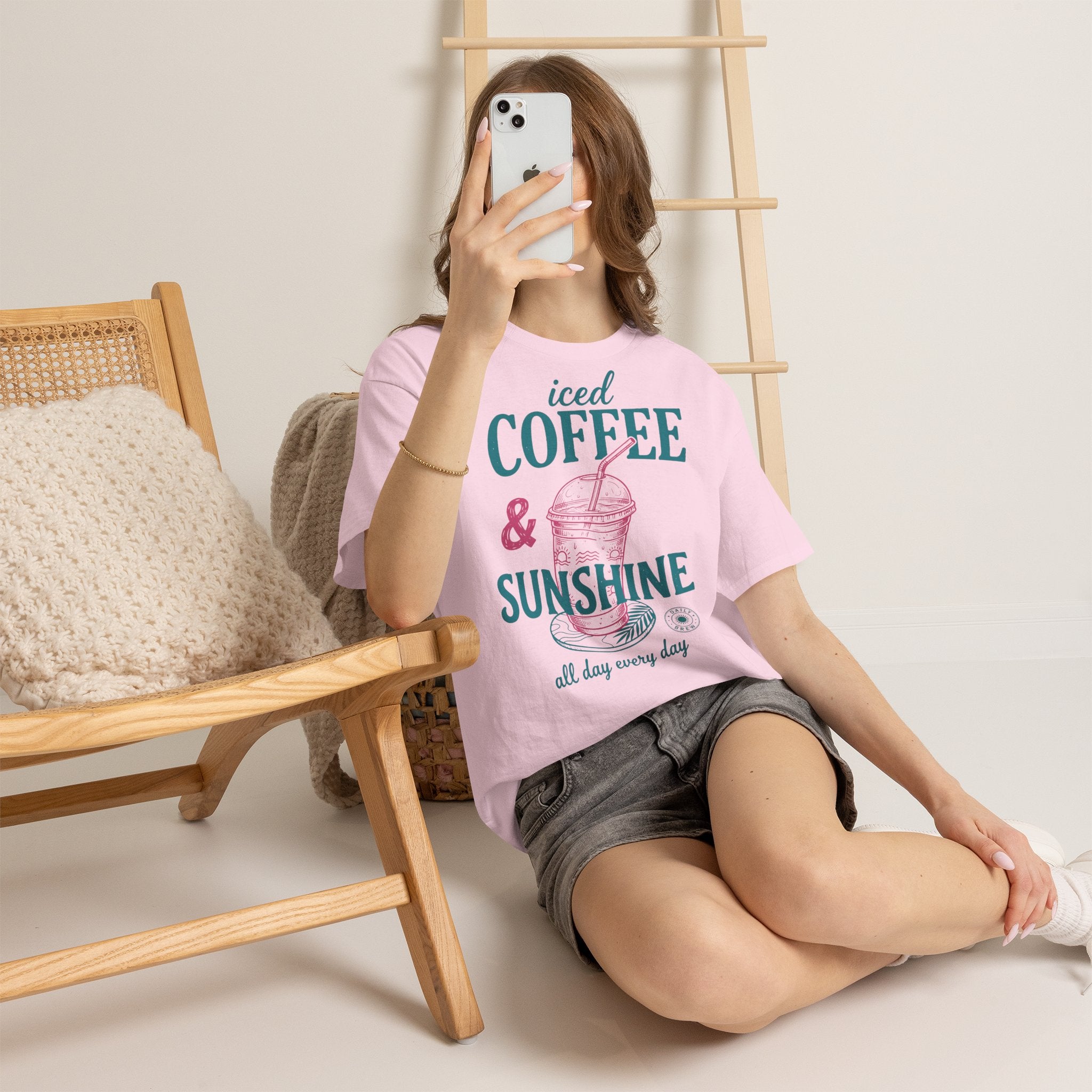"Iced Coffee & Sunshine" Ästhetisches Damen T-Shirt mit Frontprint – Lässiges Retro Sommer-Shirt für Strand & Kaffee-Liebhaber – Weiß