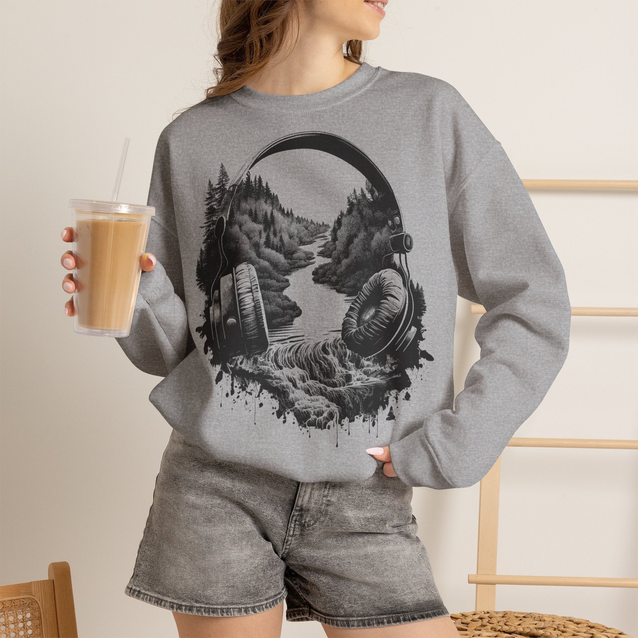 "Sound of Nature" Damen Sweatshirt – Ästhetischer Kopfhörer Pullover mit Wald & Wasserfall Motiv – Musikliebhaber Indie Geschenk Sand / Beige