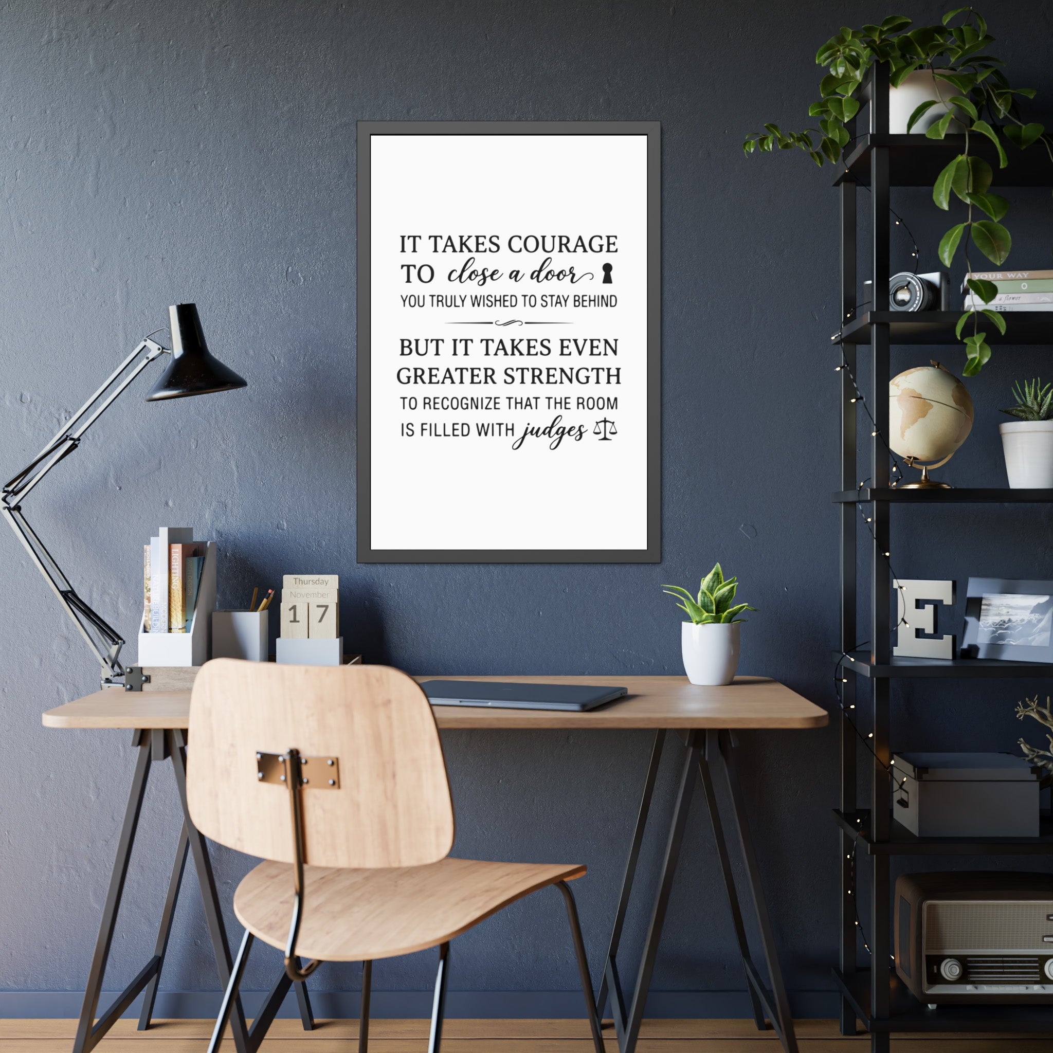Póster de tipografía prémium «Courage & Strength» en un sencillo marco de madera negra