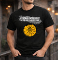 Lustiges Herren T-Shirt „Zustand entspricht Alter & Laufleistung“ – Witziges Geschenk für Männer mit HU-Plakette & Reifenprofil