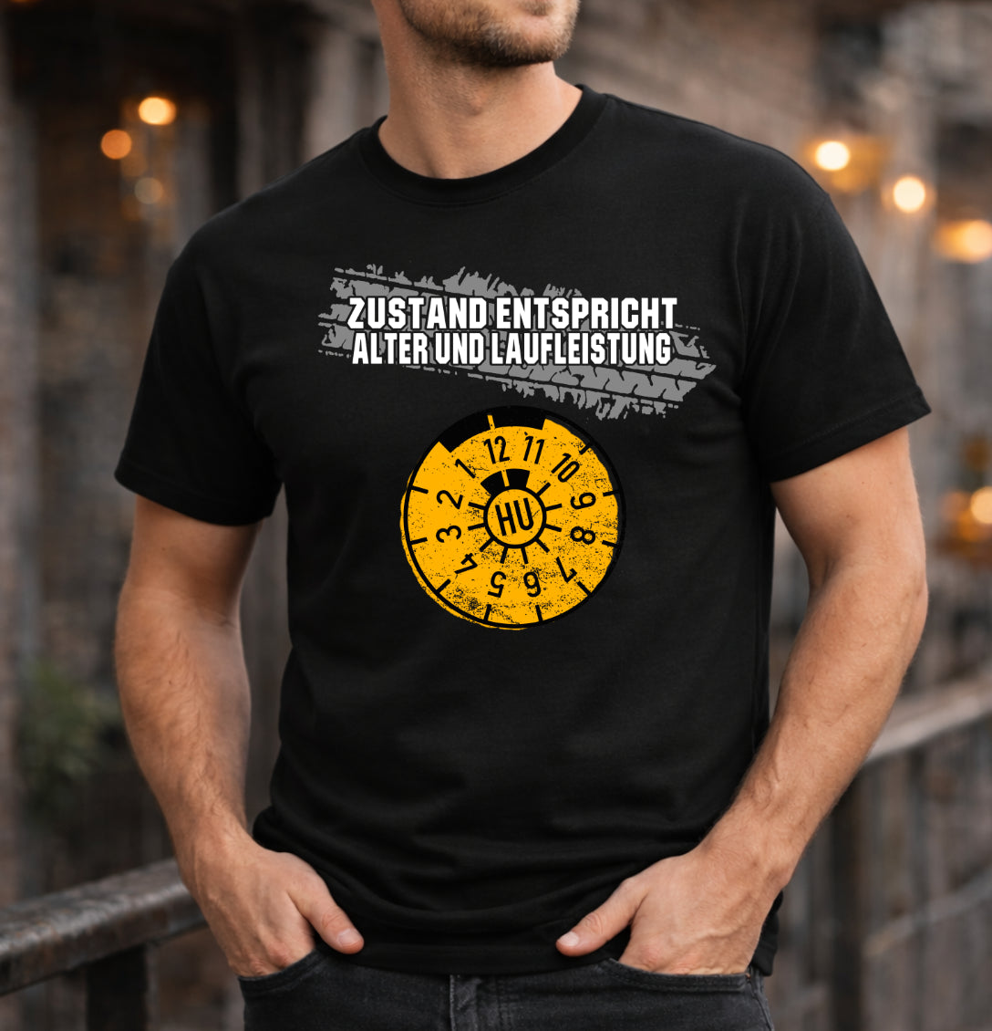 Lustiges Herren T-Shirt „Zustand entspricht Alter & Laufleistung“ – Witziges Geschenk für Männer mit HU-Plakette & Reifenprofil