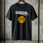 Lustiges Herren T-Shirt „Zustand entspricht Alter & Laufleistung“ – Witziges Geschenk für Männer mit HU-Plakette & Reifenprofil