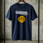 Lustiges Herren T-Shirt „Zustand entspricht Alter & Laufleistung“ – Witziges Geschenk für Männer mit HU-Plakette & Reifenprofil