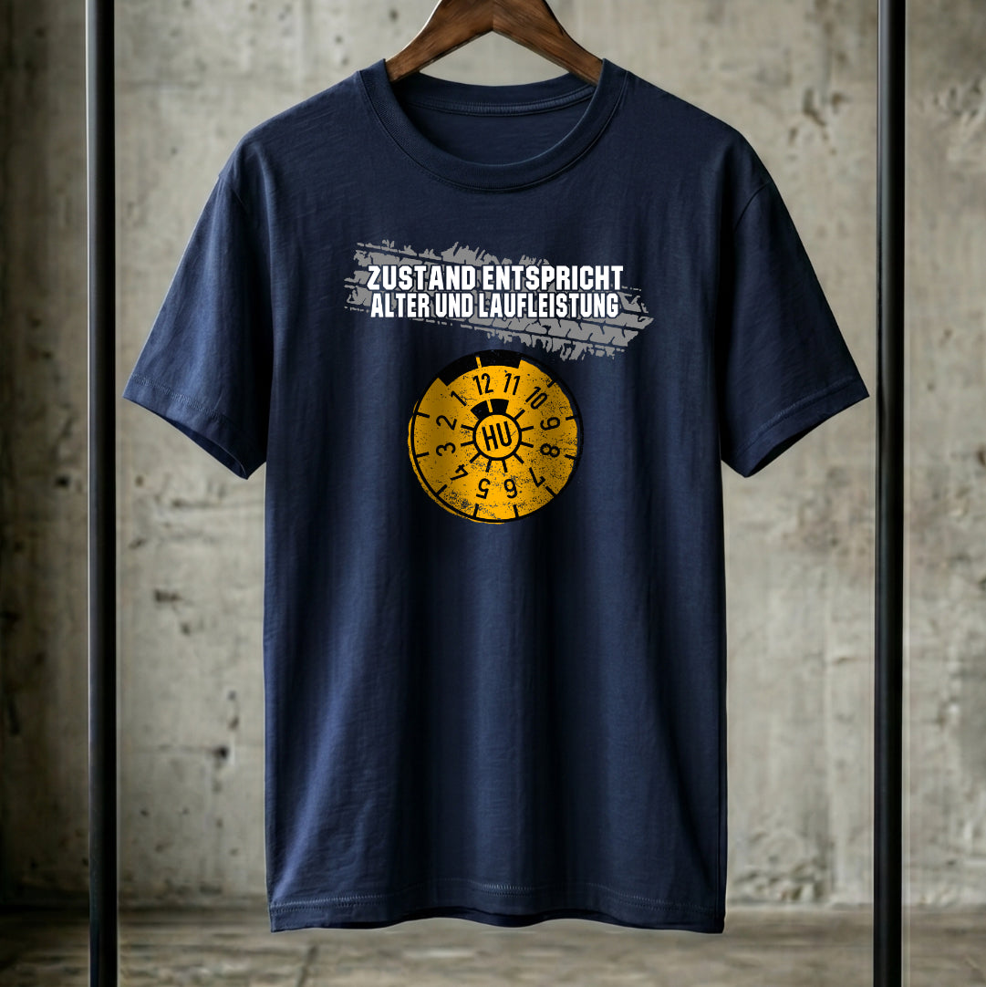 Lustiges Herren T-Shirt „Zustand entspricht Alter & Laufleistung“ – Witziges Geschenk für Männer mit HU-Plakette & Reifenprofil