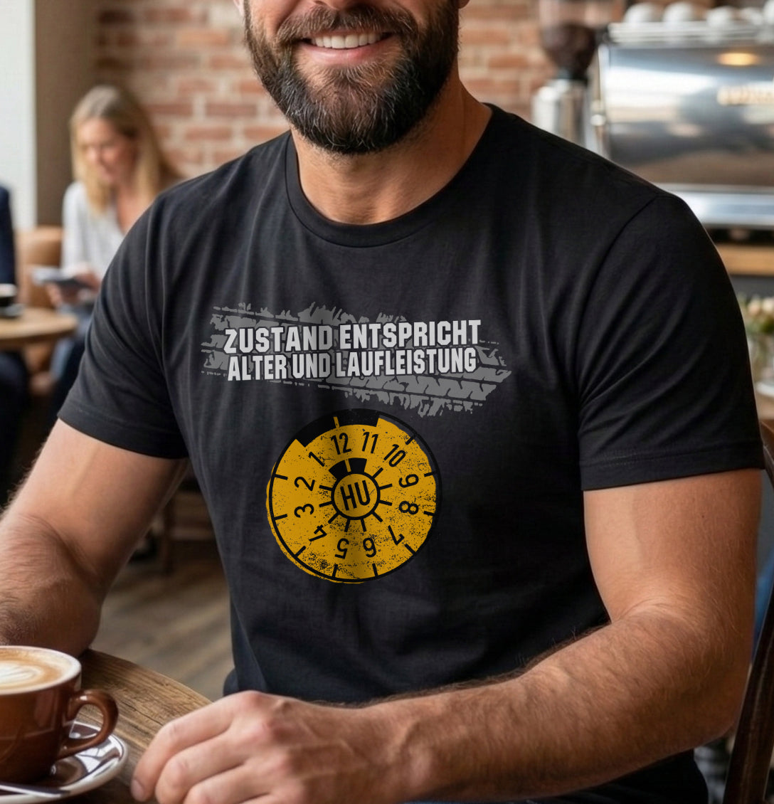 Lustiges Herren T-Shirt „Zustand entspricht Alter & Laufleistung“ – Witziges Geschenk für Männer mit HU-Plakette & Reifenprofil