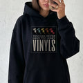 Oversize Musik Hoodie "Vinyl Collector" – Schwarzer Kapuzenpullover mit Retro Schallplatten Print – Unisex Streetwear