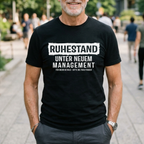 Lustiges Ruhestand T-Shirt – Unter Neuem Management (Bitte Frau fragen) – Ideales Abschiedsgeschenk für Rentner & Kollegen