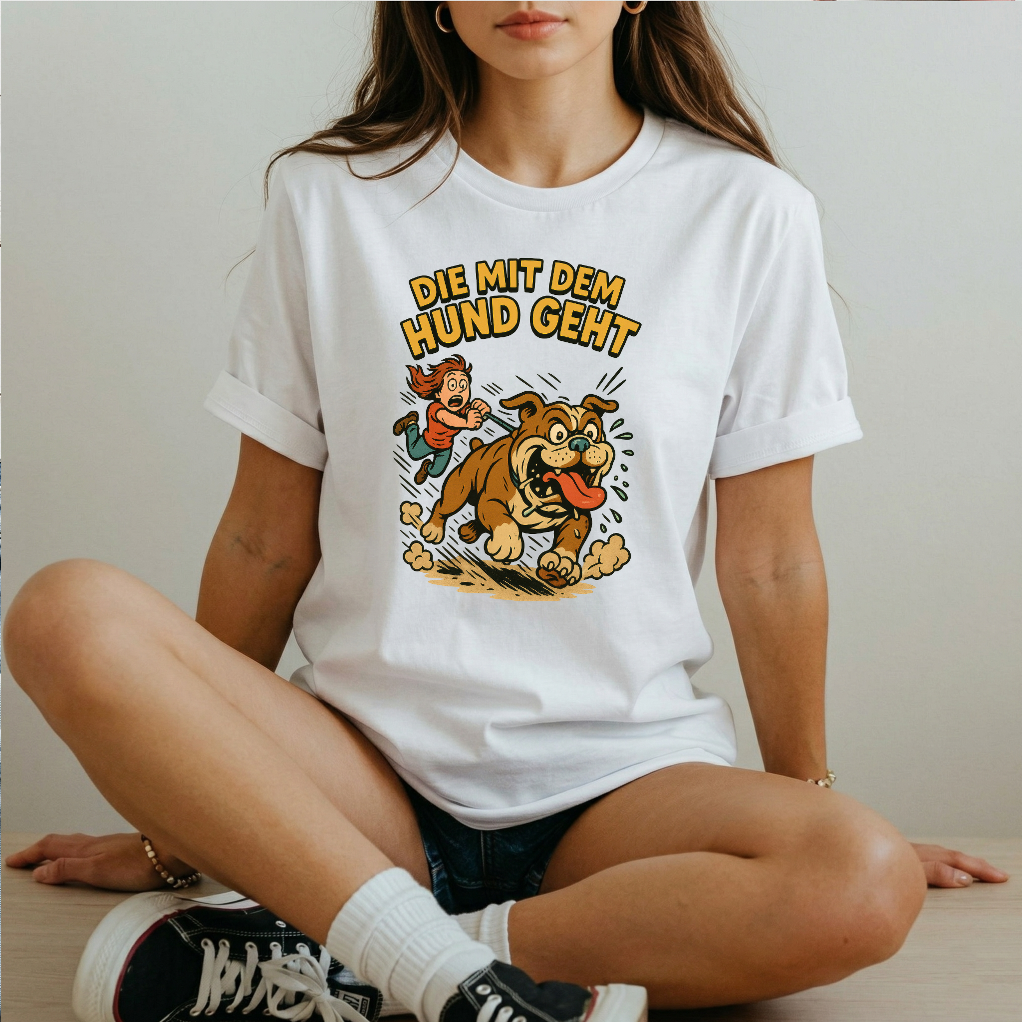 "Die mit dem Hund geht" Lustiges Hunde-T-Shirt – Witziges Comic-Design für Gassi-Runden & Hundebesitzerinnen