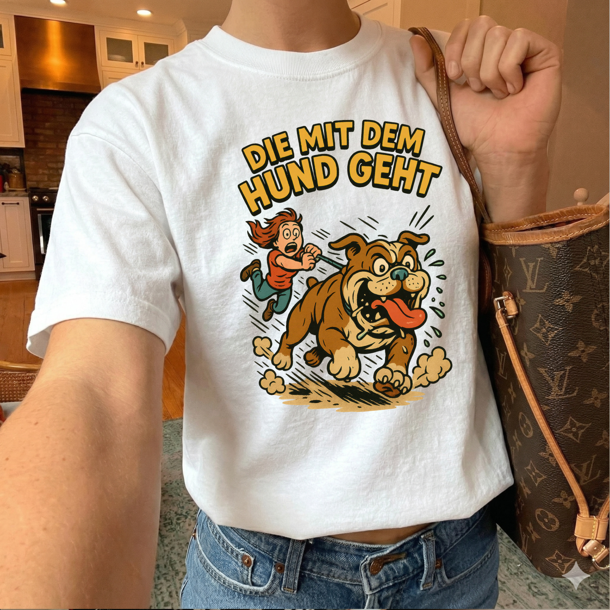 "Die mit dem Hund geht" Lustiges Hunde-T-Shirt – Witziges Comic-Design für Gassi-Runden & Hundebesitzerinnen