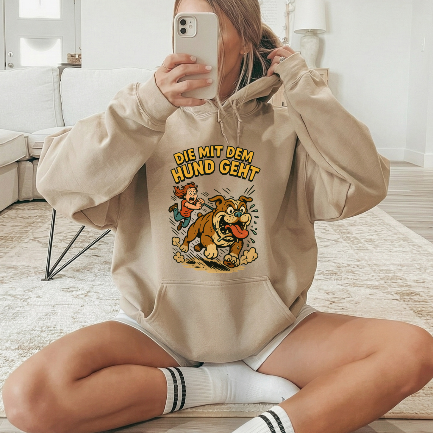 "Die mit dem Hund geht" Lustiger Hunde-Hoodie – Witziger Comic-Kapuzenpullover für Gassi-Runden & Hundebesitzerinnen