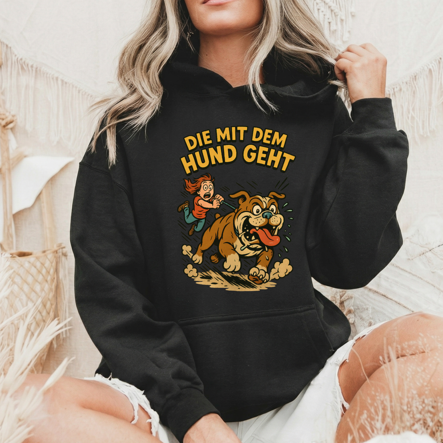 "Die mit dem Hund geht" Lustiger Hunde-Hoodie – Witziger Comic-Kapuzenpullover für Gassi-Runden & Hundebesitzerinnen