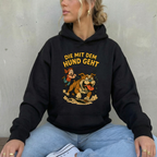 "Die mit dem Hund geht" Lustiger Hunde-Hoodie – Witziger Comic-Kapuzenpullover für Gassi-Runden & Hundebesitzerinnen