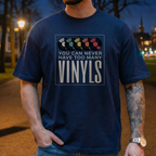 "You Can Never Have Too Many Vinyls" T-Shirt – Cooles Schallplatten-Motiv für Musikliebhaber & Sammler – Retro Vintage Shirt