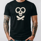 "Brezel Totenkopf & Wurst" Lustiges Bavarian Rocker T-Shirt – Cooles Oktoberfest & Biergarten Shirt – Trachten-Alternative