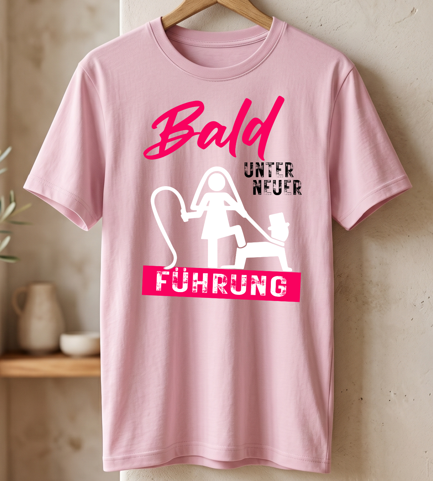 "Bald unter neuer Führung" Lustiges JGA Shirt für den Bräutigam – Witziges Junggesellenabschied T-Shirt – Männer Party Kostüm Rosa