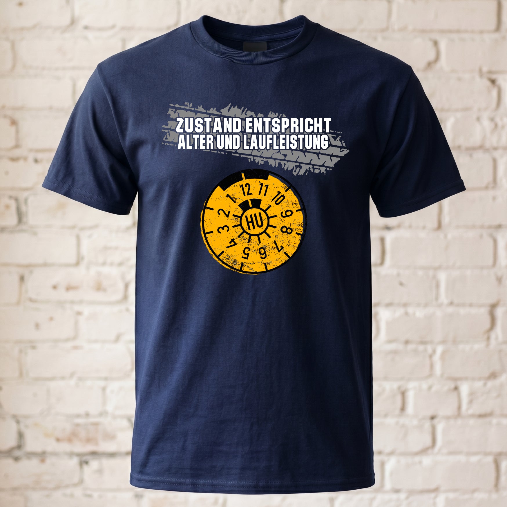 Lustiges Herren T-Shirt „Zustand entspricht Alter & Laufleistung“ – Witziges Geschenk für Männer mit HU-Plakette & Reifenprofil