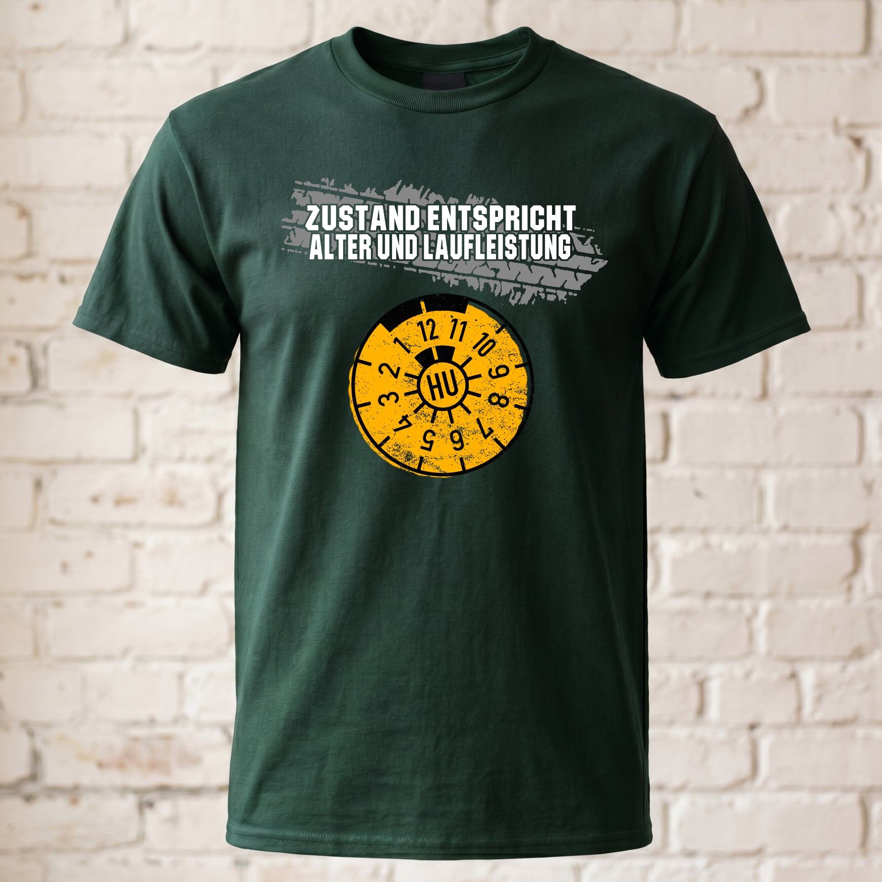 Lustiges Herren T-Shirt „Zustand entspricht Alter & Laufleistung“ – Witziges Geschenk für Männer mit HU-Plakette & Reifenprofil