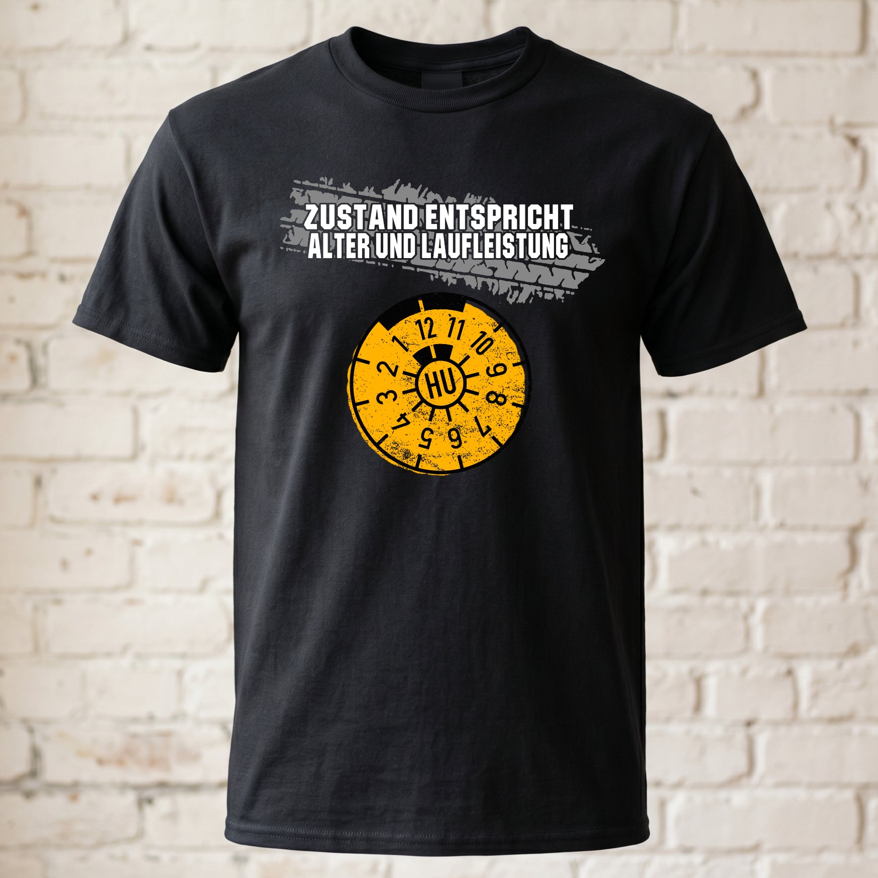 Lustiges Herren T-Shirt „Zustand entspricht Alter & Laufleistung“ – Witziges Geschenk für Männer mit HU-Plakette & Reifenprofil