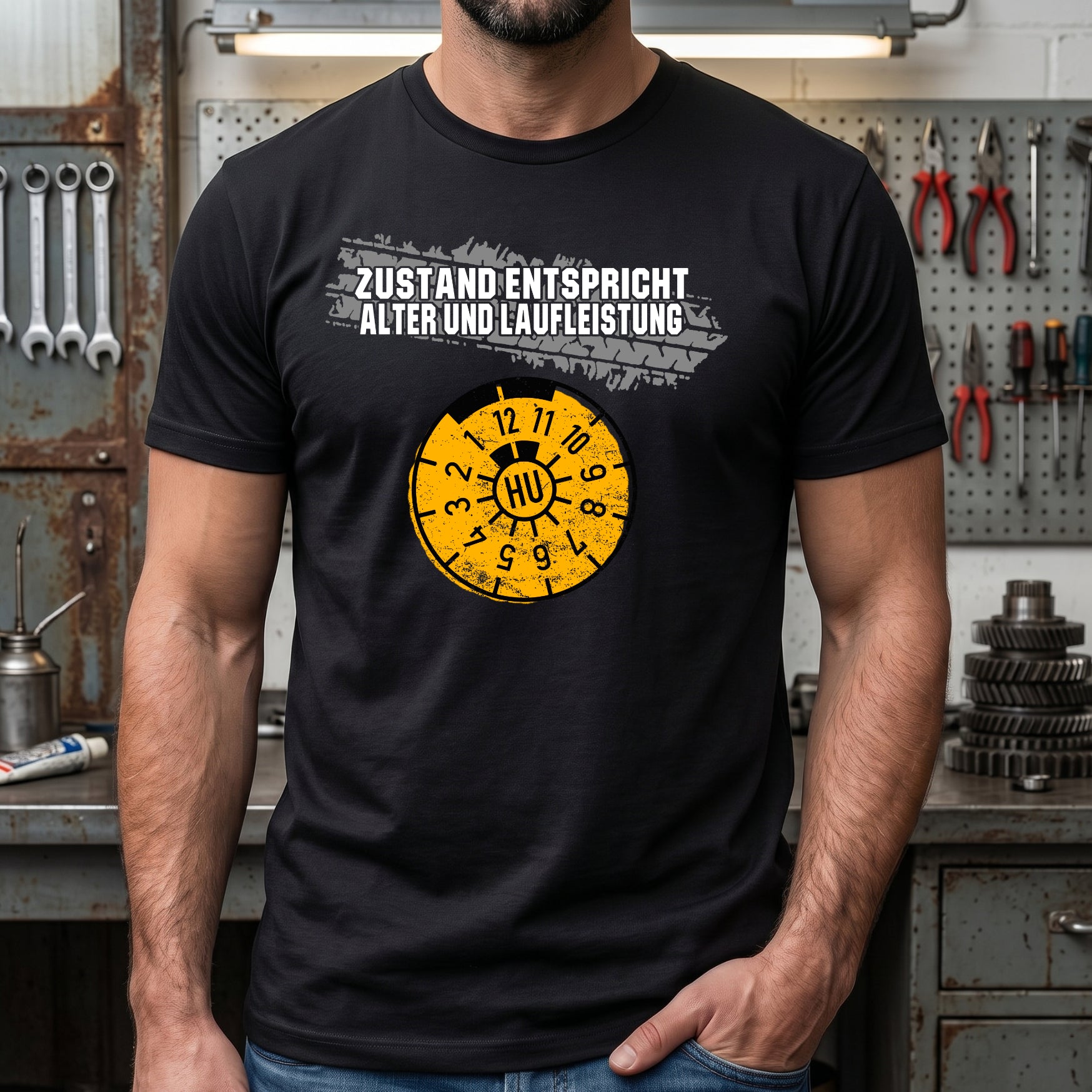Lustiges Herren T-Shirt „Zustand entspricht Alter & Laufleistung“ – Witziges Geschenk für Männer mit HU-Plakette & Reifenprofil