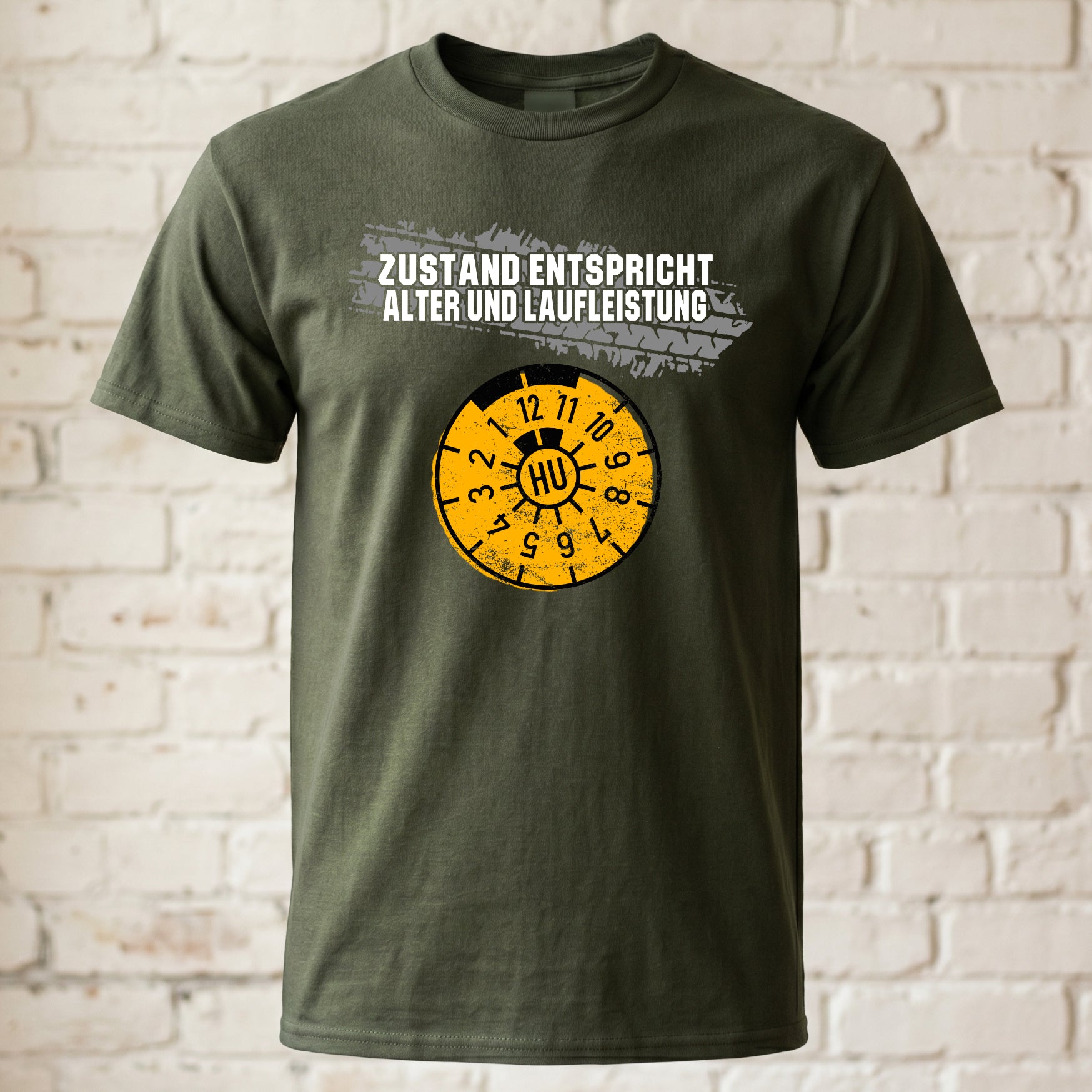 Lustiges Herren T-Shirt „Zustand entspricht Alter & Laufleistung“ – Witziges Geschenk für Männer mit HU-Plakette & Reifenprofil