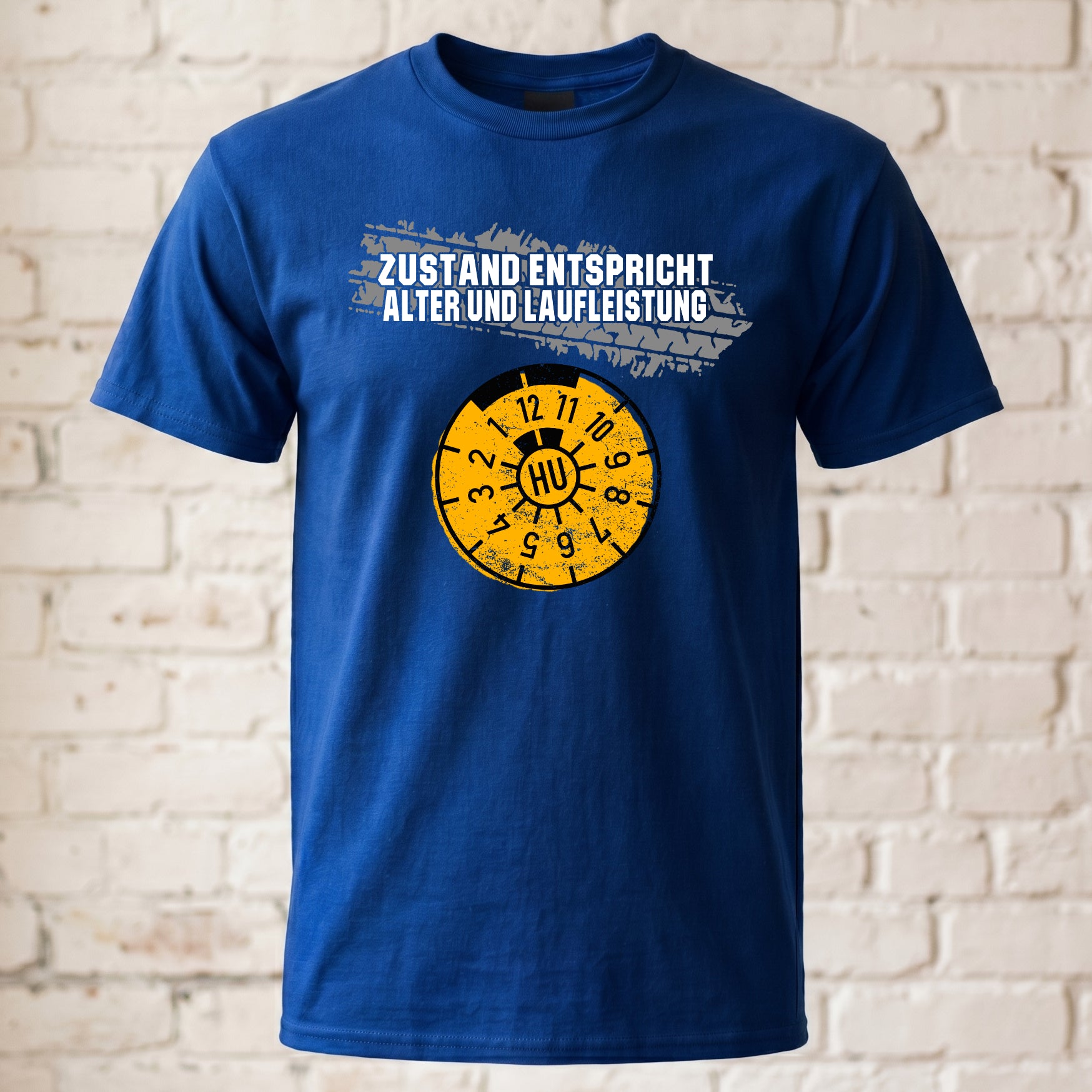Lustiges Herren T-Shirt „Zustand entspricht Alter & Laufleistung“ – Witziges Geschenk für Männer mit HU-Plakette & Reifenprofil
