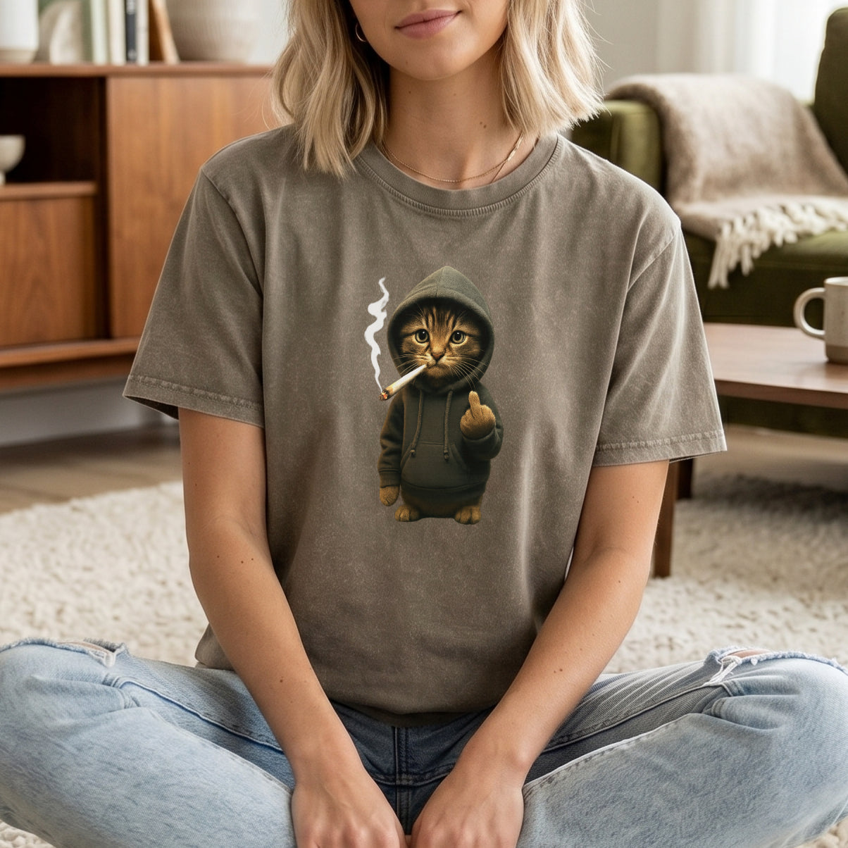 "Bad Cat" Lustiges Vintage T-Shirt mit Katze im Hoodie & Mittelfinger – Witziges Shirt in Acid Wash Grau – Edgy Streetwear Funshirt