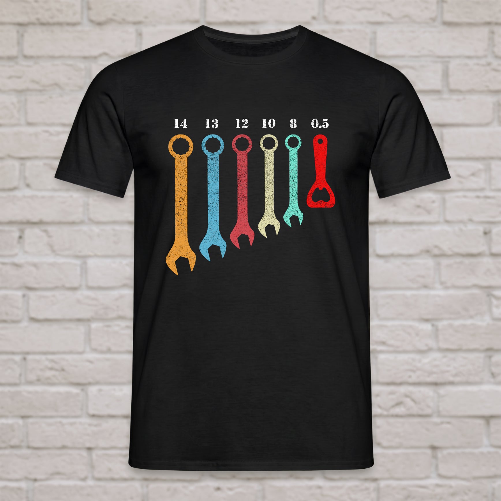 "Herramientas y Fin de Jornada" Divertida camiseta de artesano con llave inglesa y abridor de botellas – Regalo ingenioso para mecánicos, manitas y hombres – Negro