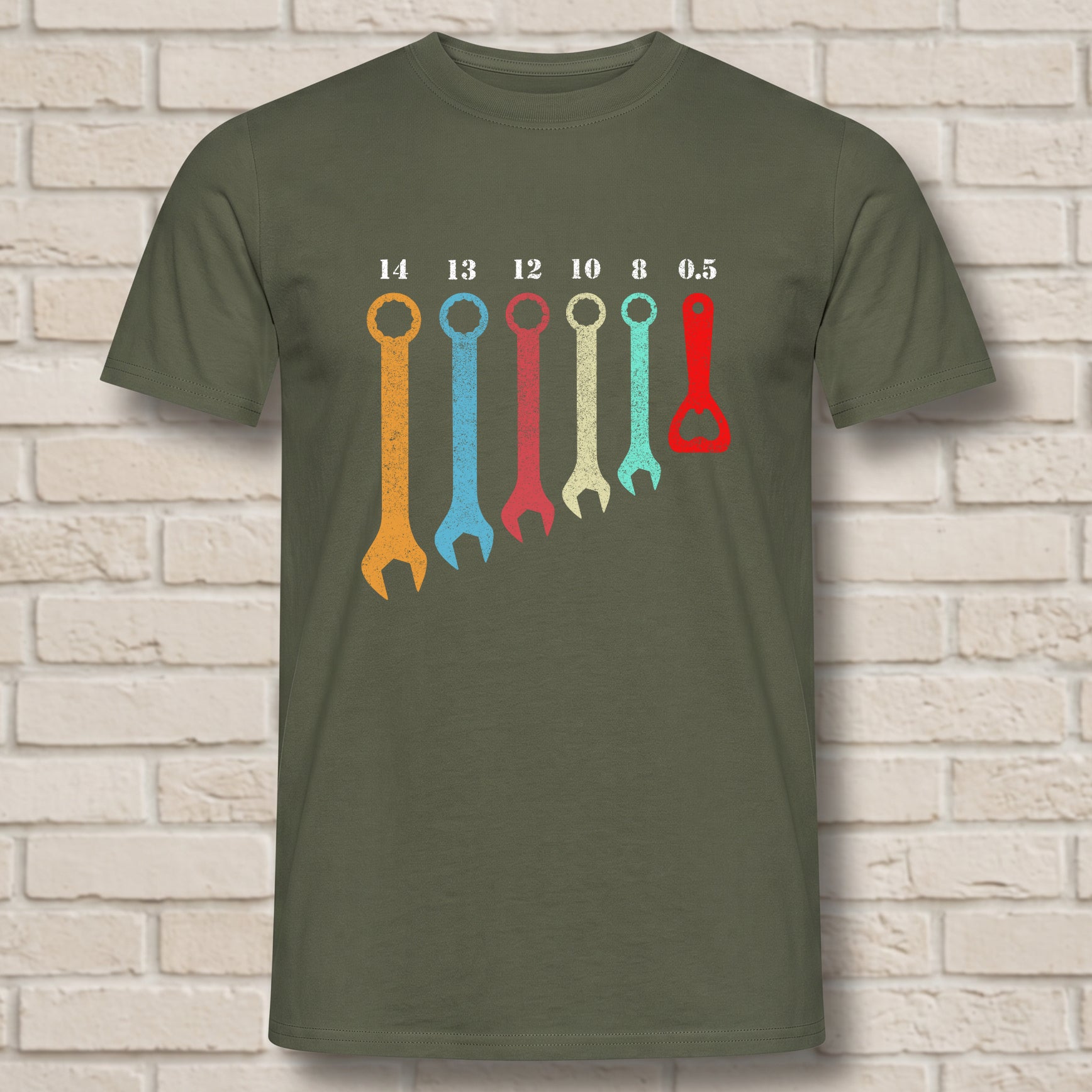 "Herramientas y Fin de Jornada" Divertida camiseta de artesano con llave inglesa y abridor de botellas – Regalo ingenioso para mecánicos, manitas y hombres – Negro