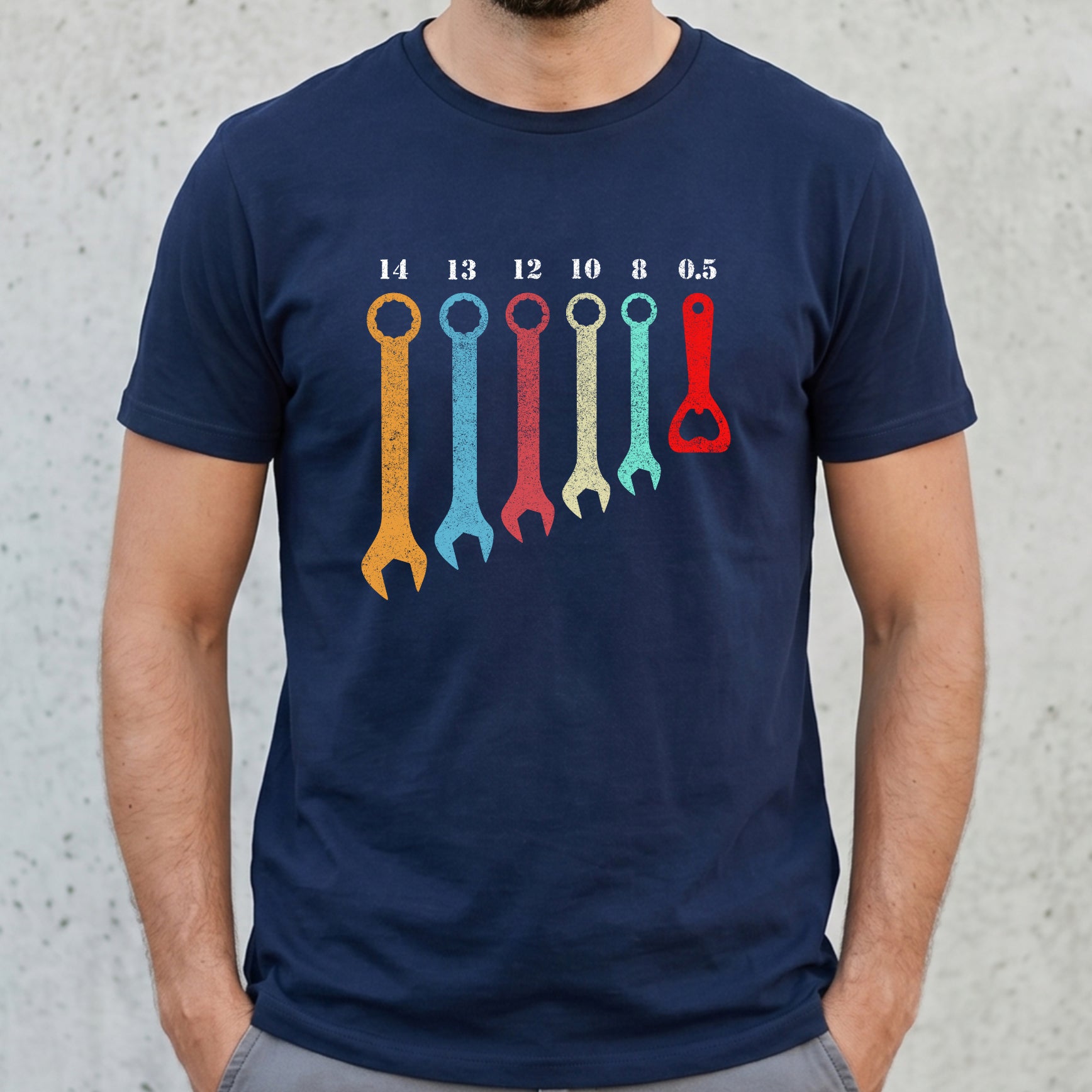 "Herramientas y Fin de Jornada" Divertida camiseta de artesano con llave inglesa y abridor de botellas – Regalo ingenioso para mecánicos, manitas y hombres – Negro