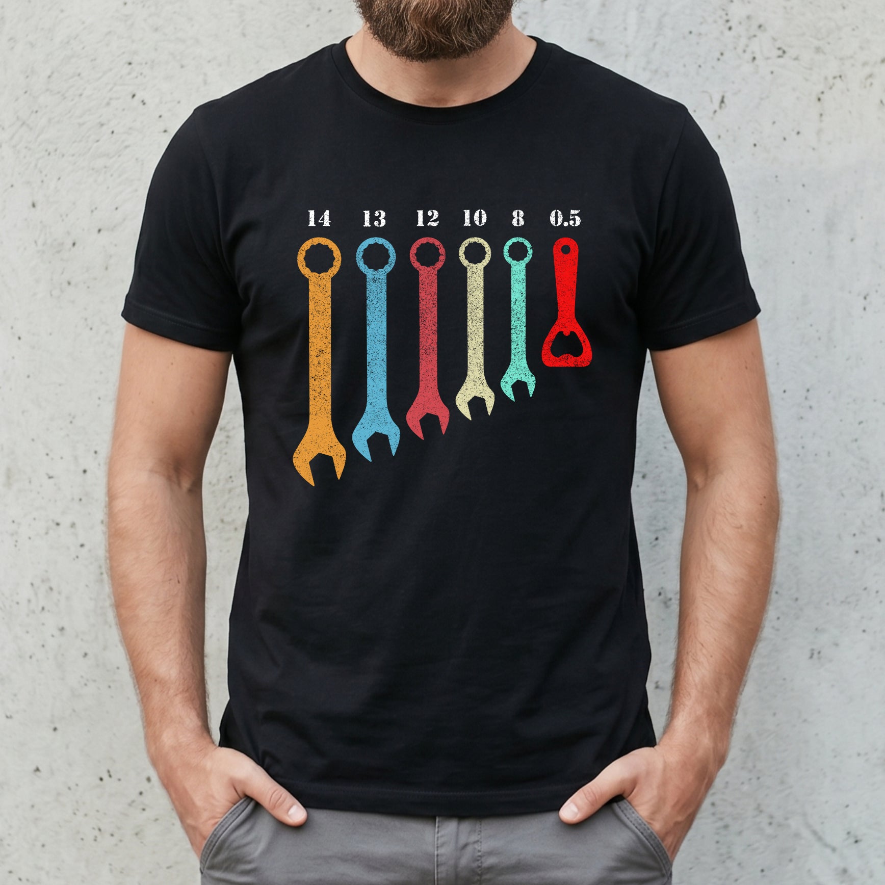 "Herramientas y Fin de Jornada" Divertida camiseta de artesano con llave inglesa y abridor de botellas – Regalo ingenioso para mecánicos, manitas y hombres – Negro