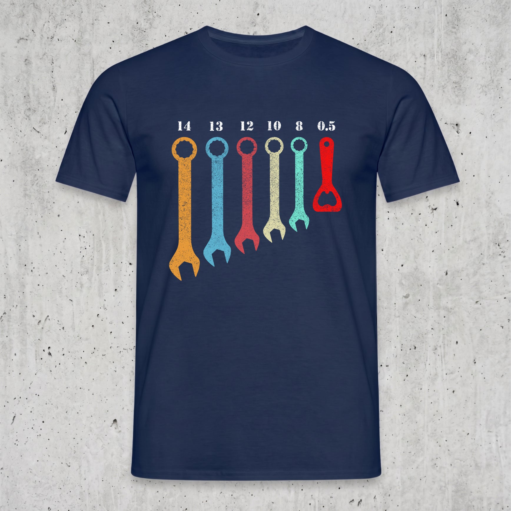 "Herramientas y Fin de Jornada" Divertida camiseta de artesano con llave inglesa y abridor de botellas – Regalo ingenioso para mecánicos, manitas y hombres – Negro