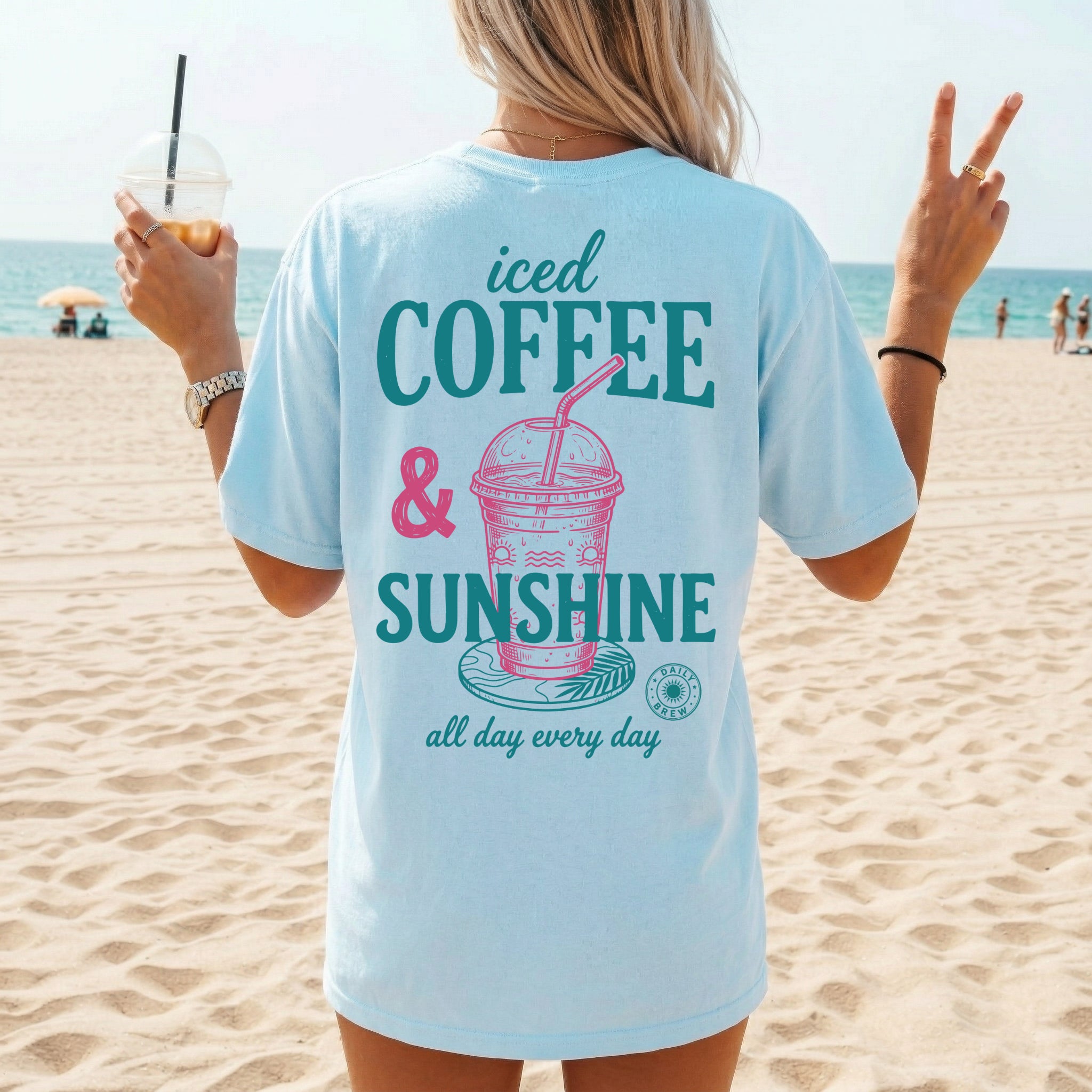 "Iced Coffee & Sunshine" Ästhetisches Damen T-Shirt mit Backprint – Lässiges Retro Sommer-Shirt für Kaffee-Liebhaber – Weiß