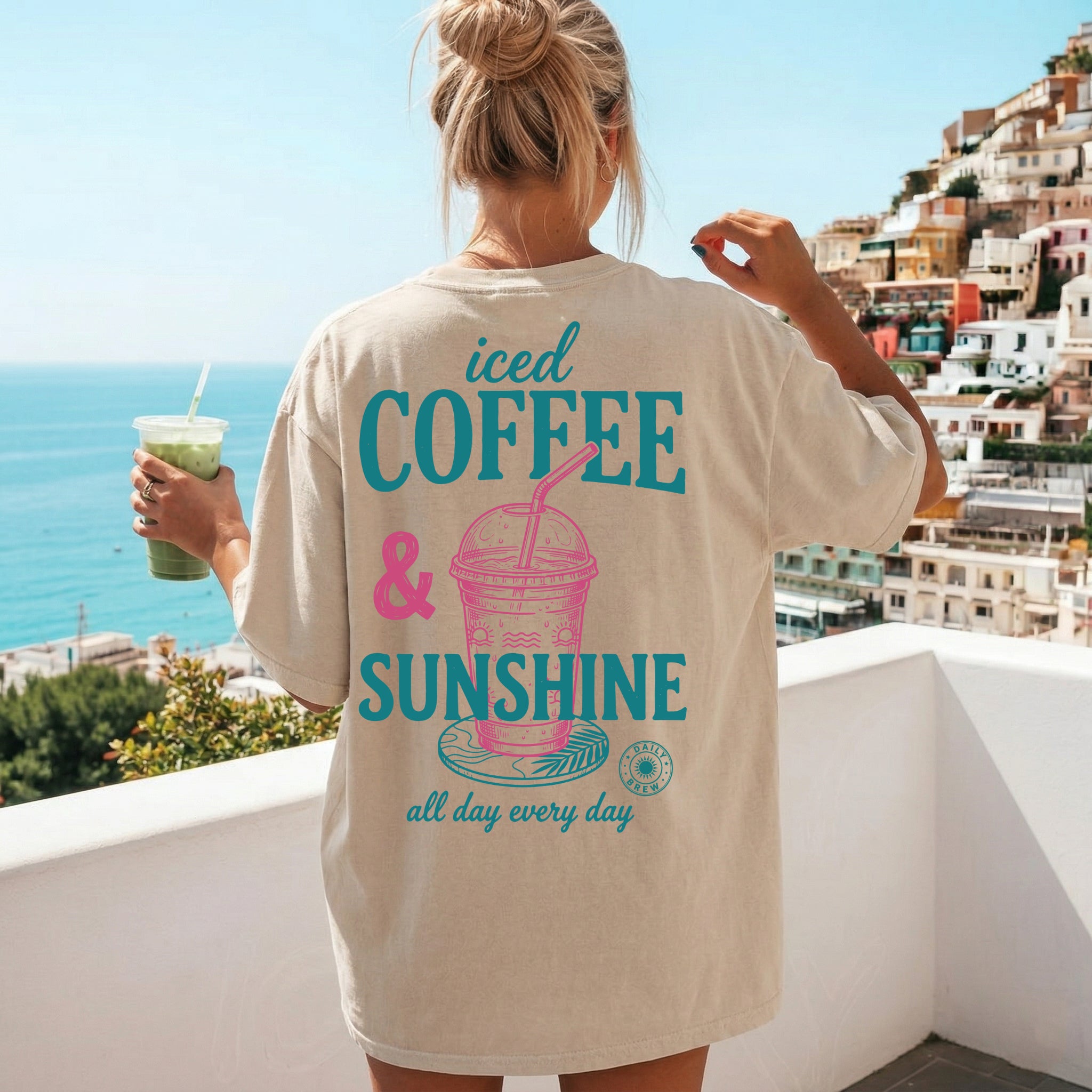 "Iced Coffee & Sunshine" Ästhetisches Damen T-Shirt mit Backprint – Lässiges Retro Sommer-Shirt für Kaffee-Liebhaber – Weiß