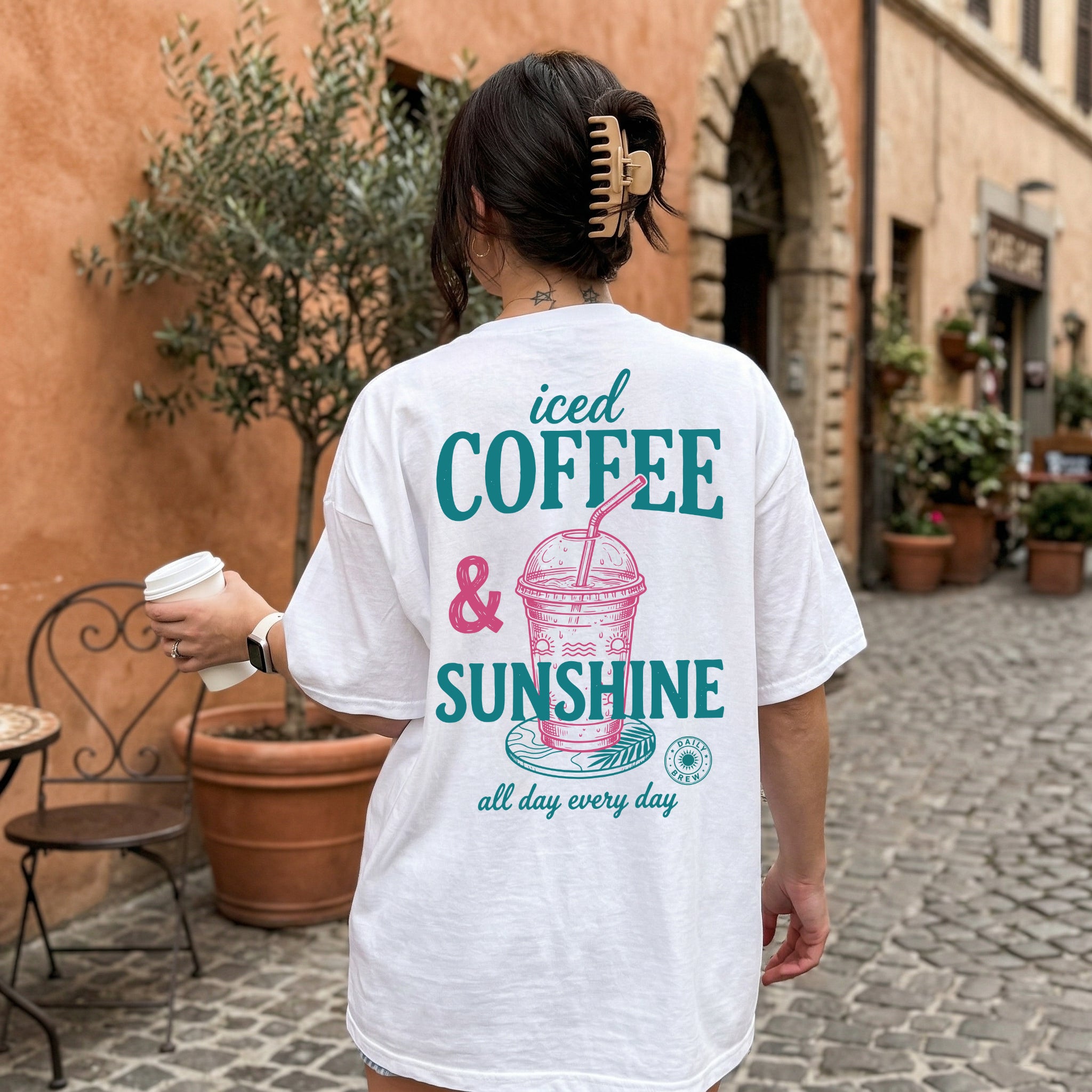 "Iced Coffee & Sunshine" Ästhetisches Damen T-Shirt mit Backprint – Lässiges Retro Sommer-Shirt für Kaffee-Liebhaber – Weiß