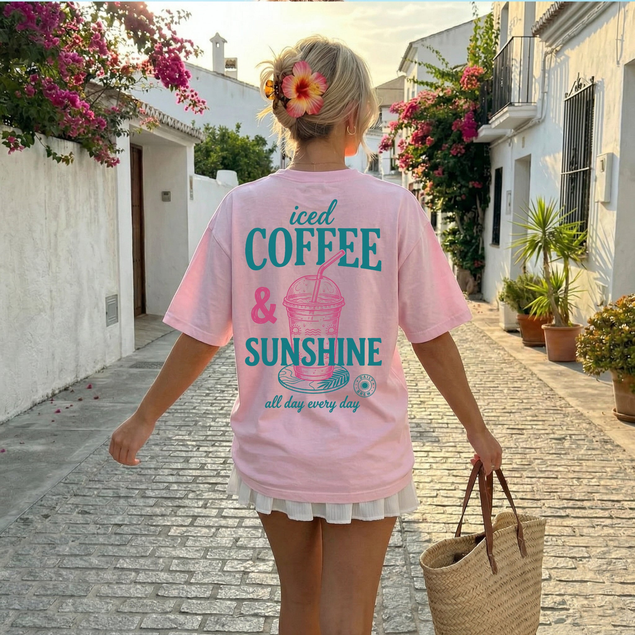 "Iced Coffee & Sunshine" Ästhetisches Damen T-Shirt mit Backprint – Lässiges Retro Sommer-Shirt für Kaffee-Liebhaber – Weiß