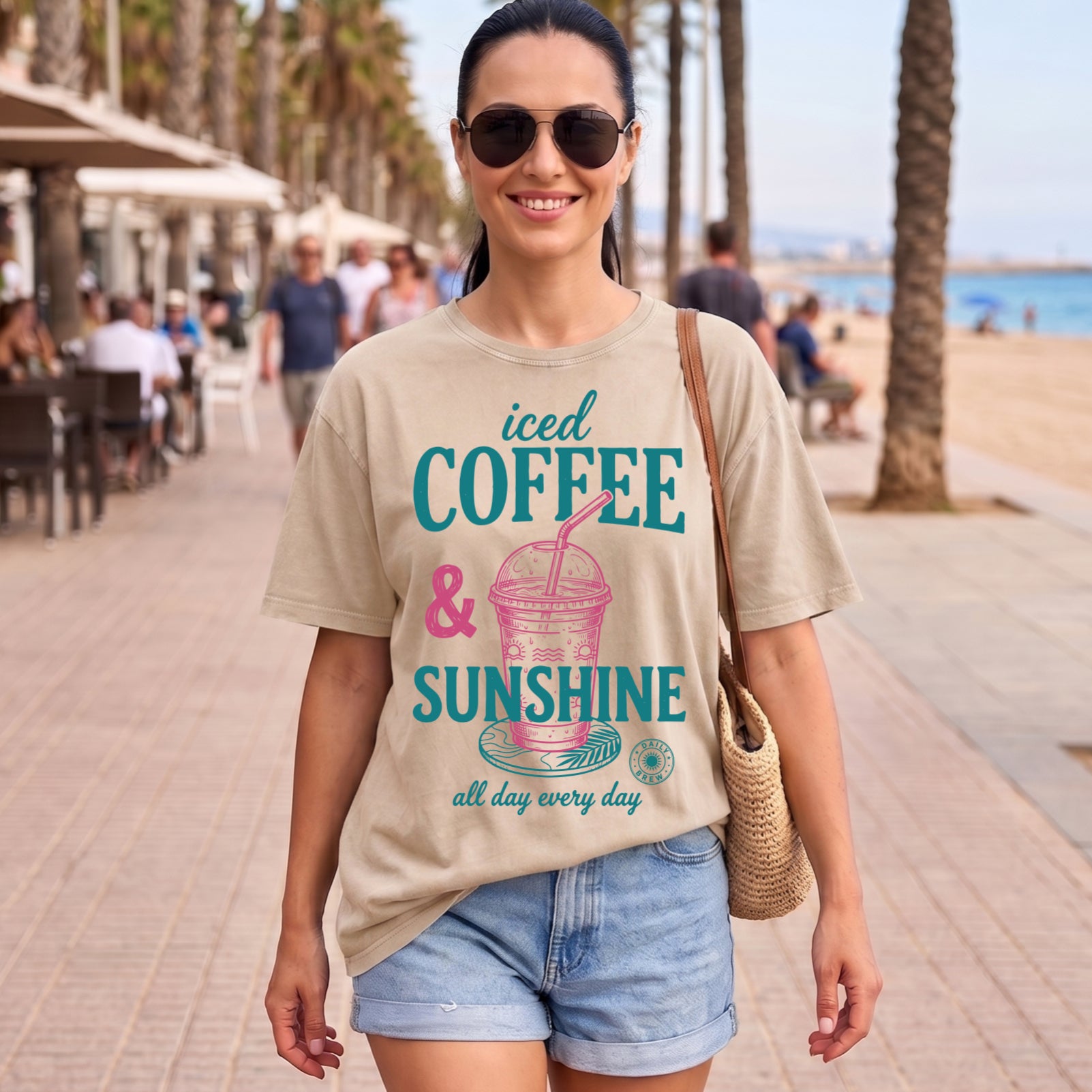 "Iced Coffee & Sunshine" Ästhetisches Damen T-Shirt mit Frontprint – Lässiges Retro Sommer-Shirt für Strand & Kaffee-Liebhaber – Weiß