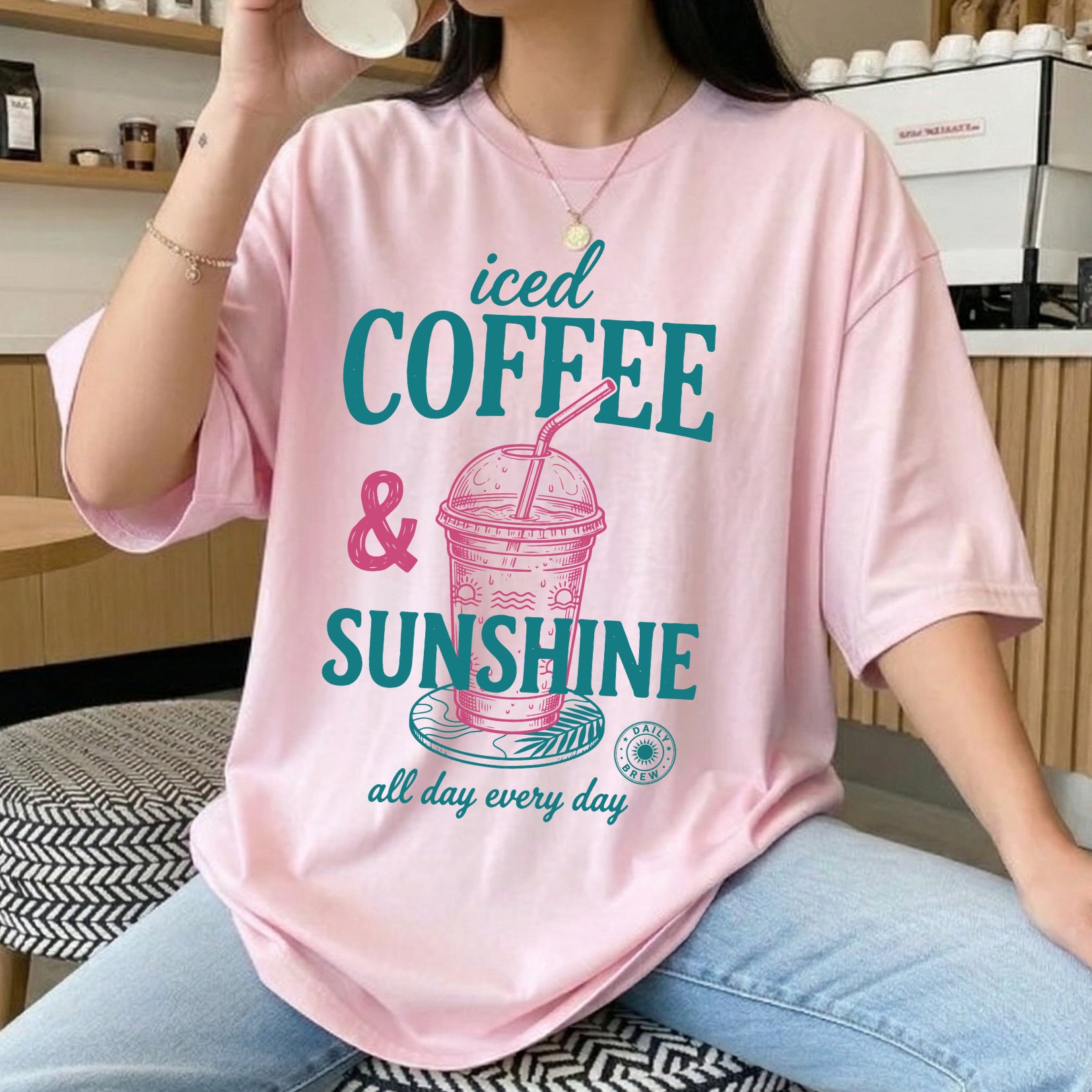 "Iced Coffee & Sunshine" Ästhetisches Damen T-Shirt mit Frontprint – Lässiges Retro Sommer-Shirt für Strand & Kaffee-Liebhaber – Weiß