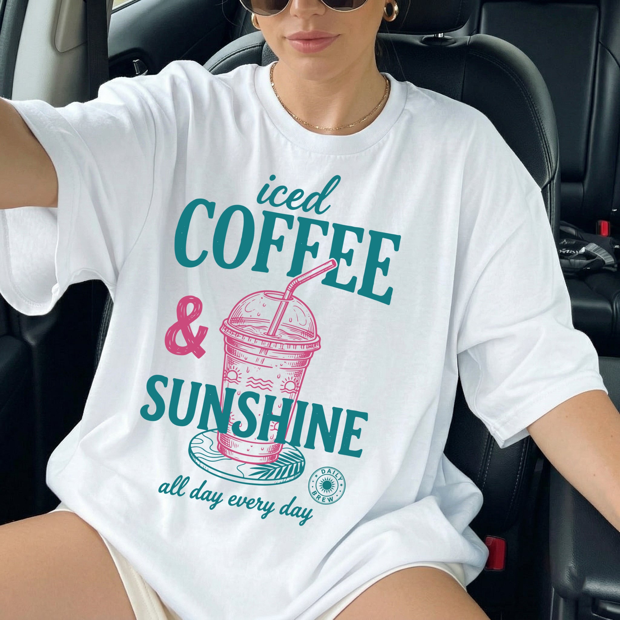 "Iced Coffee & Sunshine" Ästhetisches Damen T-Shirt mit Frontprint – Lässiges Retro Sommer-Shirt für Strand & Kaffee-Liebhaber – Weiß
