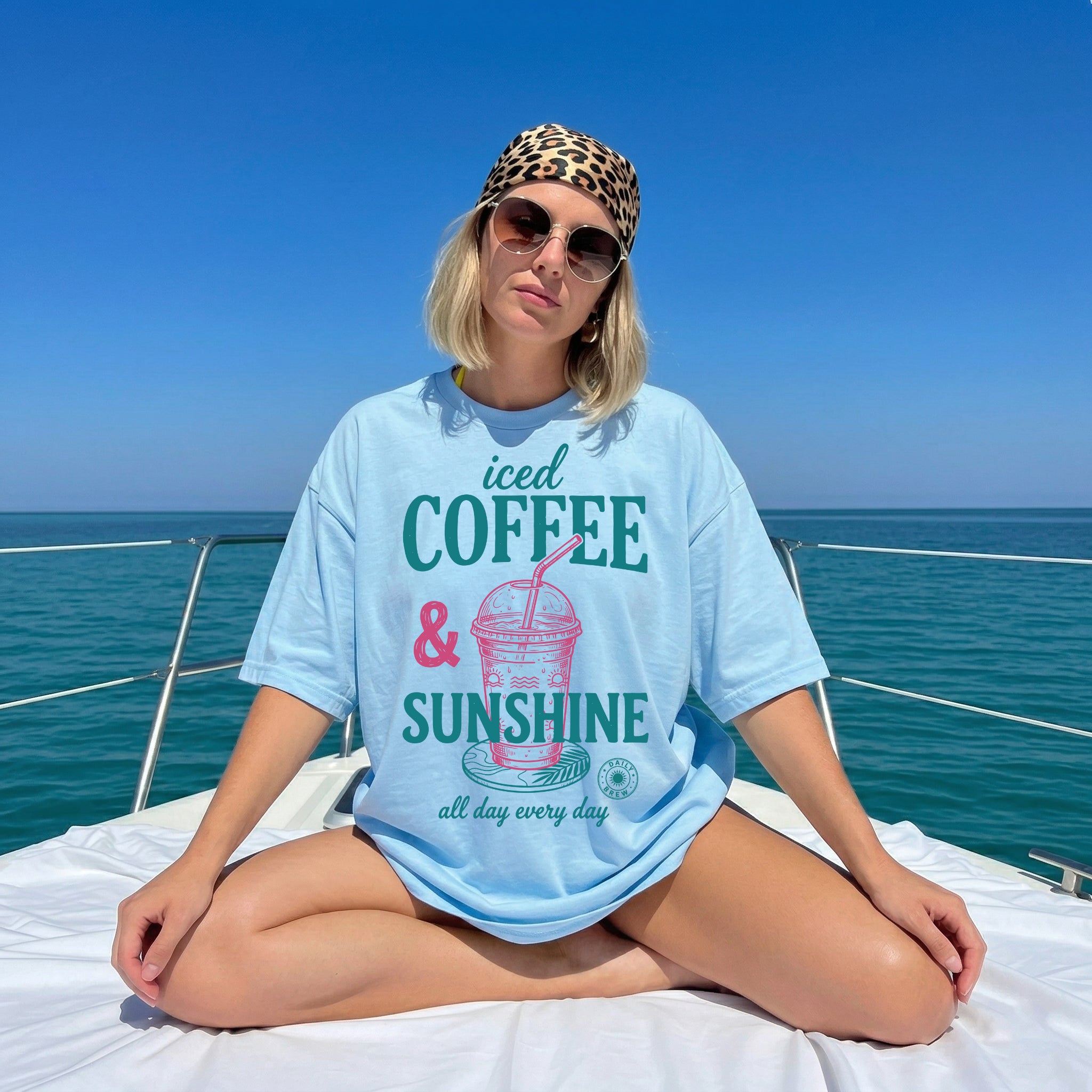 "Iced Coffee & Sunshine" Ästhetisches Damen T-Shirt mit Frontprint – Lässiges Retro Sommer-Shirt für Strand & Kaffee-Liebhaber – Weiß