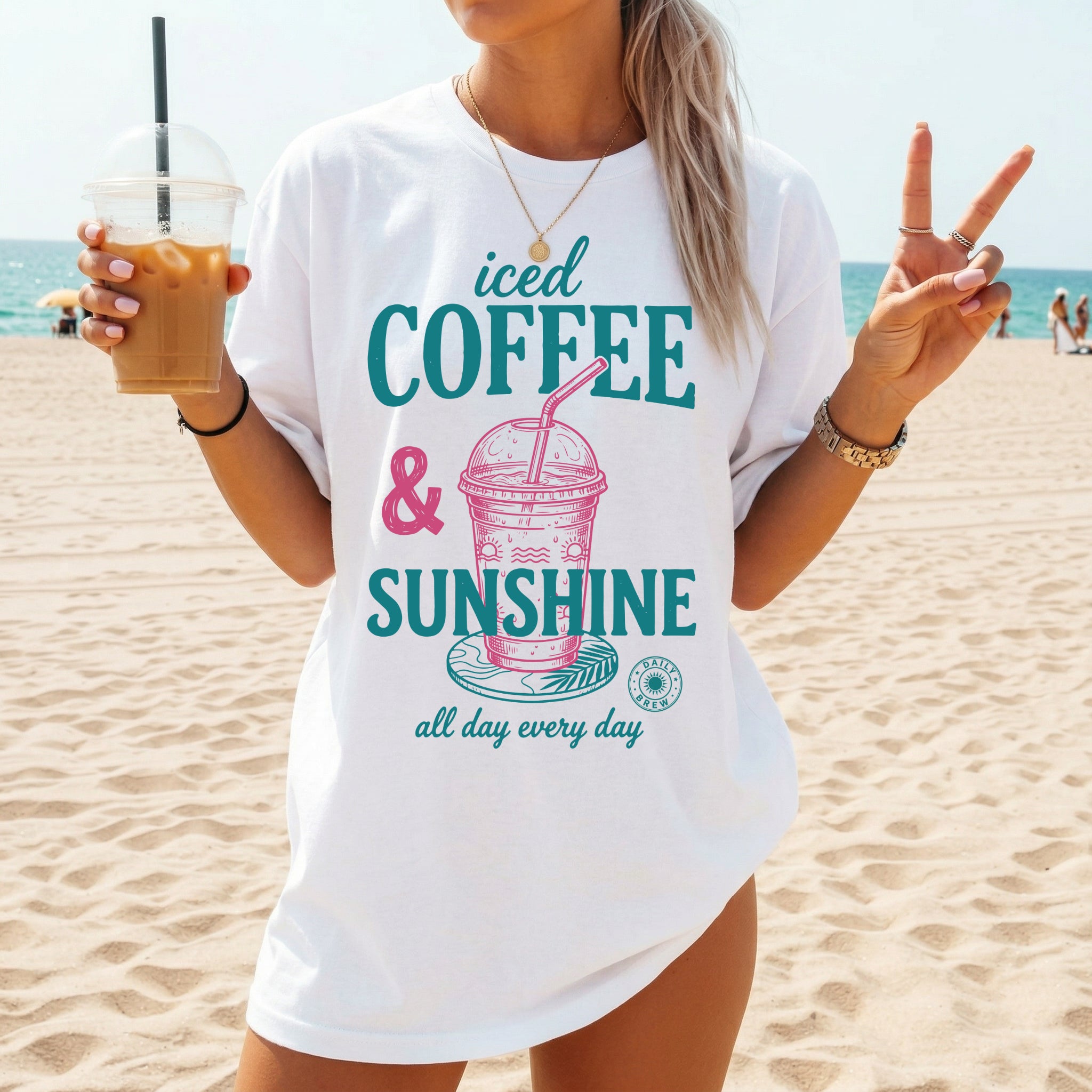 "Iced Coffee & Sunshine" Ästhetisches Damen T-Shirt mit Frontprint – Lässiges Retro Sommer-Shirt für Strand & Kaffee-Liebhaber – Weiß