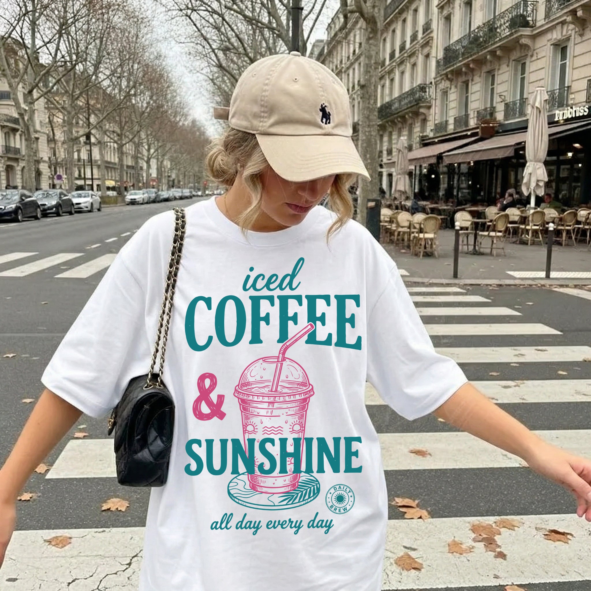 "Iced Coffee & Sunshine" Ästhetisches Damen T-Shirt mit Frontprint – Lässiges Retro Sommer-Shirt für Strand & Kaffee-Liebhaber – Weiß