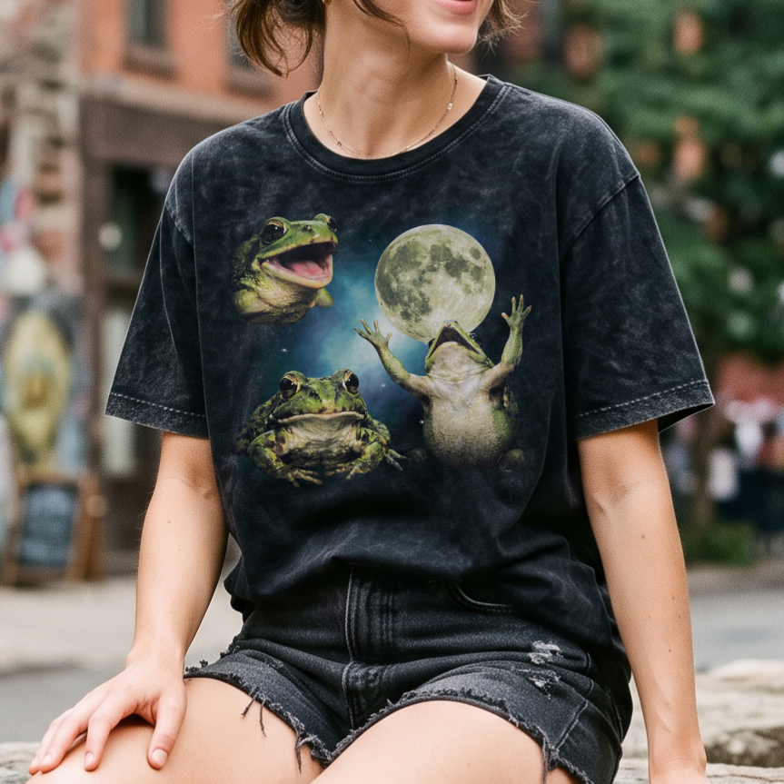 Three Frog Moon T-Shirt – Vintage Mineral Washed Shirt mit Frosch & Vollmond Graphic Print